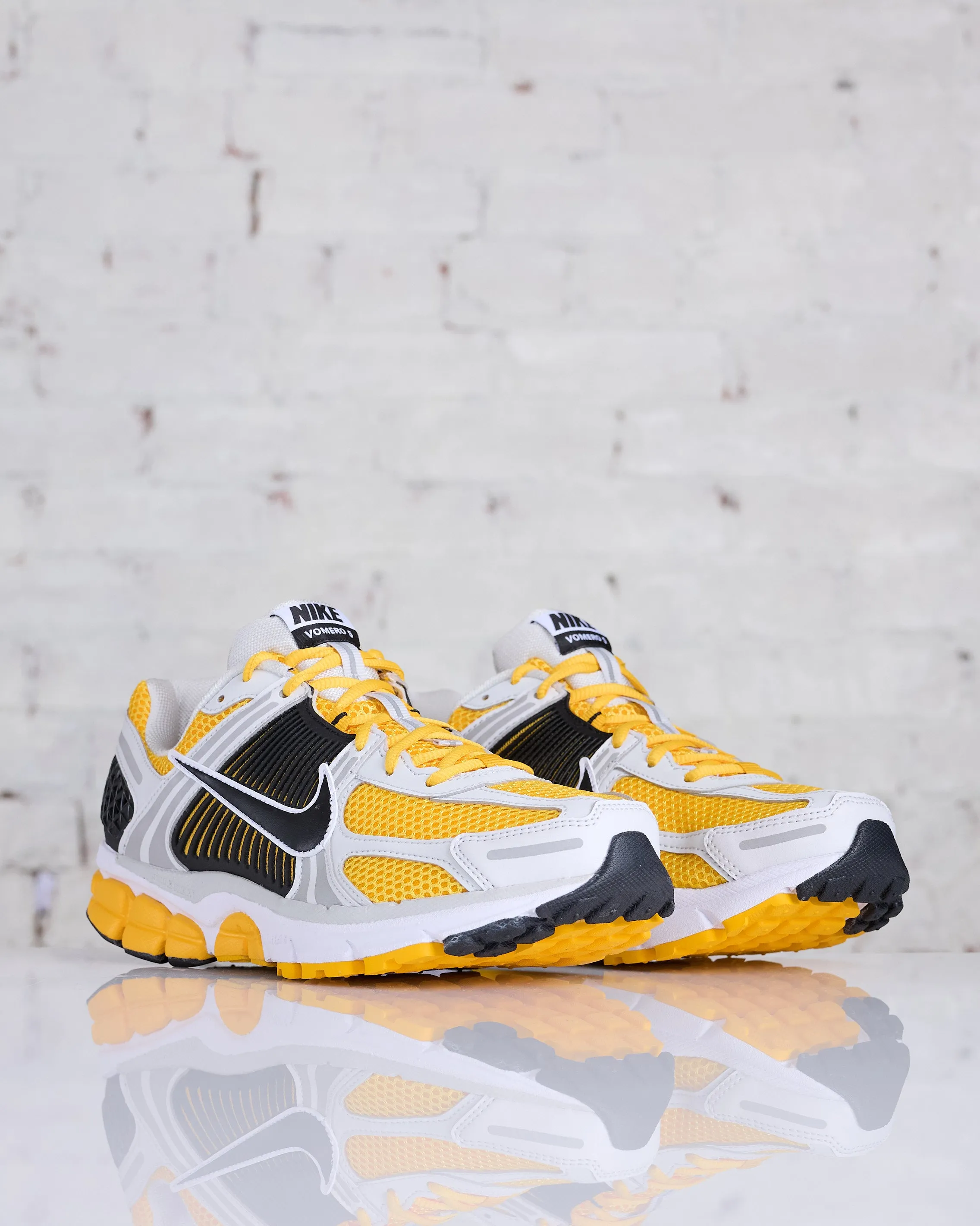 Nike Men's Zoom Vomero 5 Photon Dust/Black-University Gold