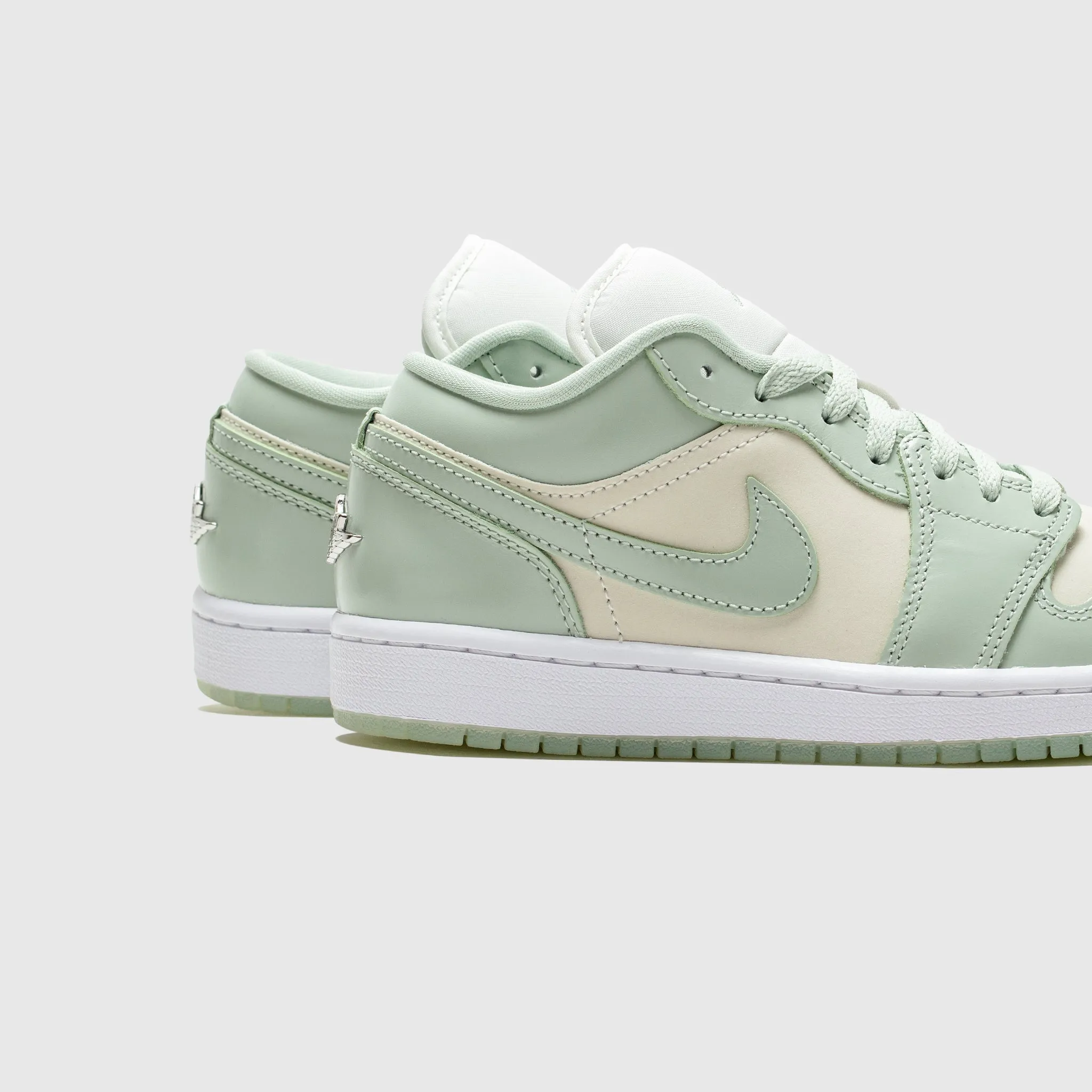 WMNS AIR JORDAN 1 LOW SE SEAFOAM